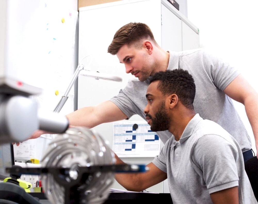 CNC işlemede yoğun toleranslı teknik resim, operasyon planı yapılmadan üretime verildiğinde ağır sanayide hurda parçaya dönüşen süreci temsil ediyor.