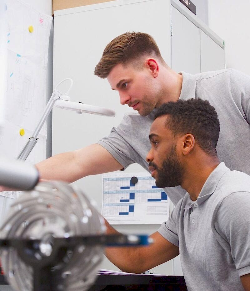 CNC işlemede yoğun toleranslı teknik resim, operasyon planı yapılmadan üretime verildiğinde ağır sanayide hurda parçaya dönüşen süreci temsil ediyor.